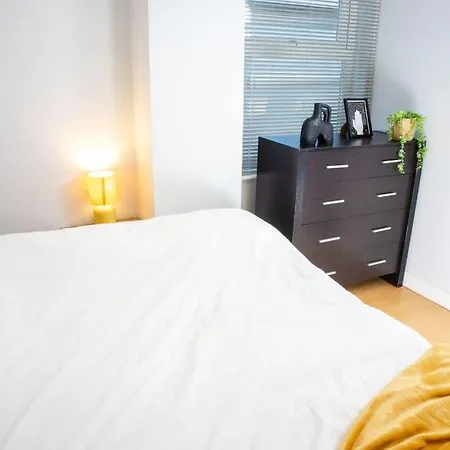 Апартаменти 2 Bed - Centre - For Relocators, Professionals Лідс