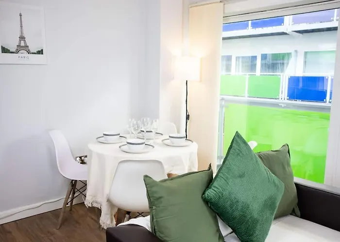 2 Bed - Centre - For Relocators, Professionals Apartment