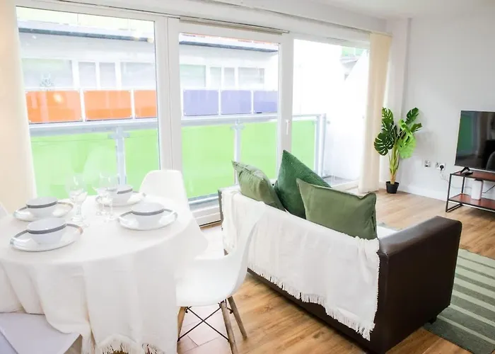 2 Bed - Centre - For Relocators, Professionals Лідс